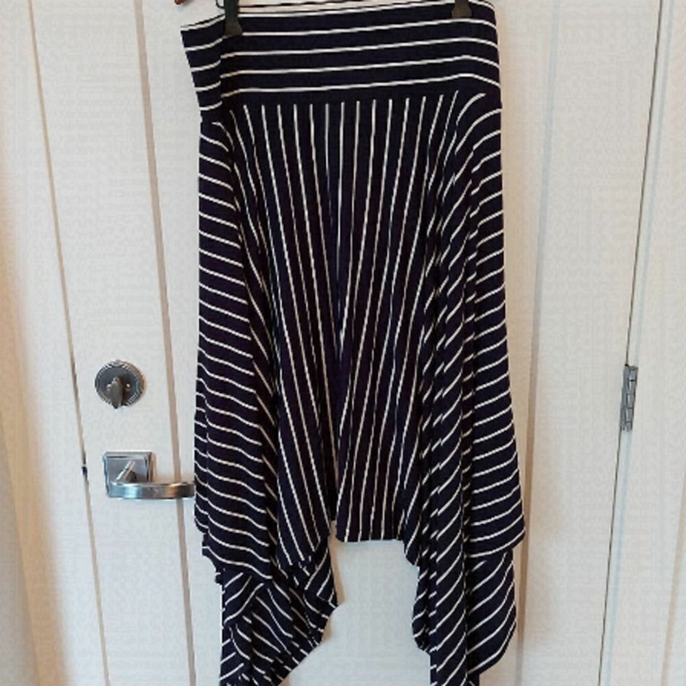 CABI Skirt NWOT Navy blue/ white